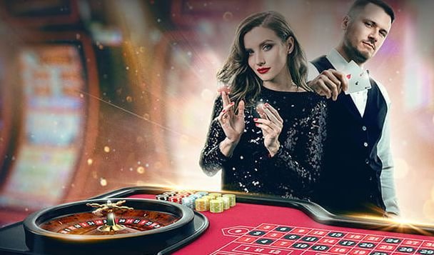 MYA77 Live Baccarat စားပွဲတွင် ဒီလာမ ကတ်ဖြန့်ပြီး Player နှင့် Banker ကတ်နှစ်ဖက် ပြသနေသောမြင်ကွင်း